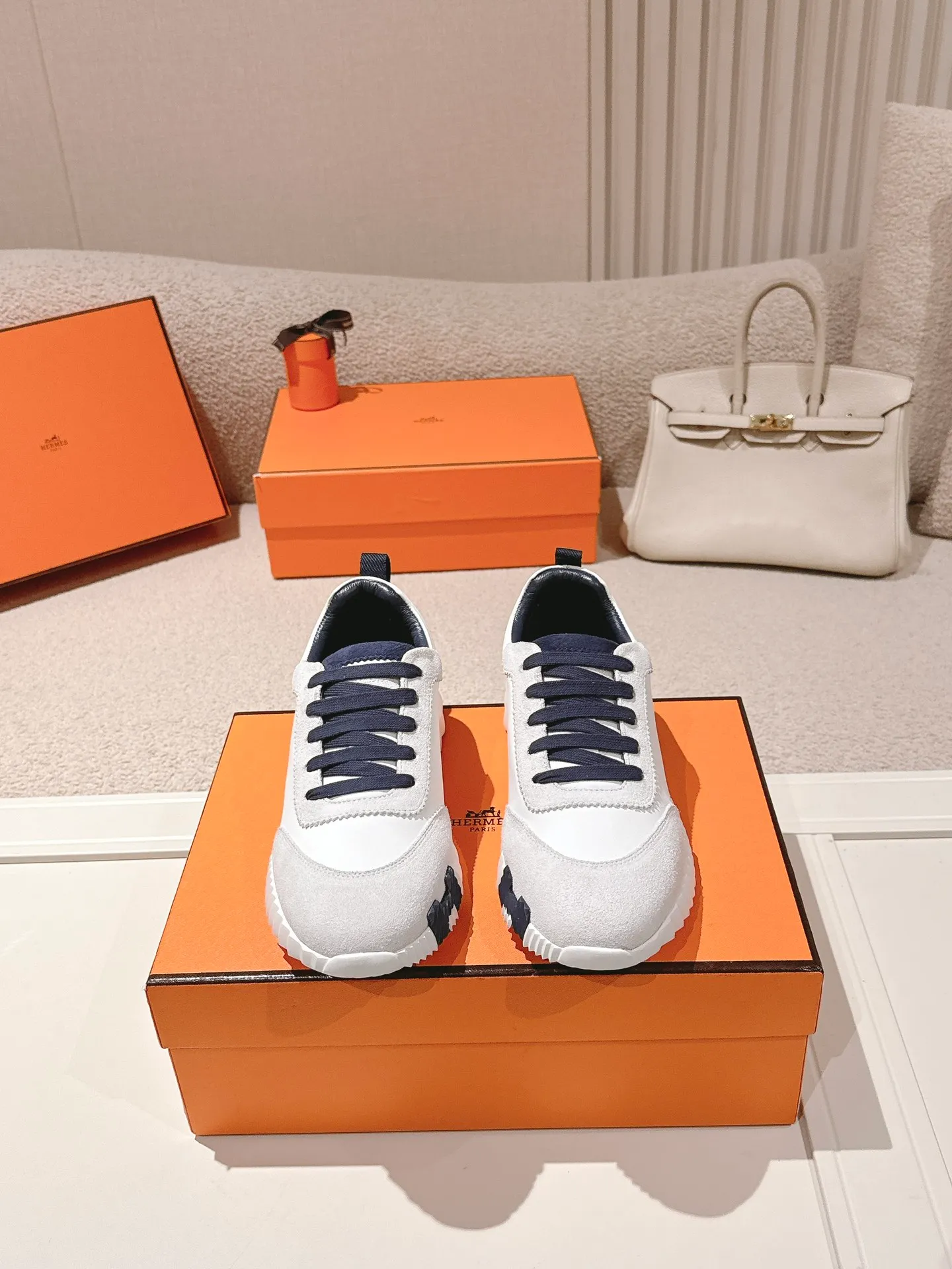 Men's shoes 💰600💰 Hermes top version # Hermès H family classic couple's casual sports shoes Couple's casual sports dad shoes combine high-tech canvas and suede goatskin, and are decorated with an exaggerated "H" letter on the rubber sole. The italic design and bright colors show vitality and continue the brand's design inspiration. Stroll around the city lightly and feel free and comfortable. Exquisitely packaged at the delivery counter 🛍📦 Fabric: Original special material and cow suede Lining: Customized breathable mesh Outsole: Open-molded TPU + rubber foam material Bottom thickness: 3CM Size: 35-45